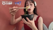 上田绮世的名模老婆吃饭被鸟抢劫，瞬间变成表情包~